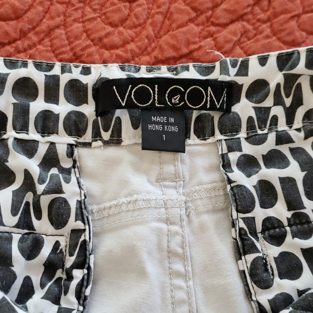 Volcom shorts - Picture 6 of 7